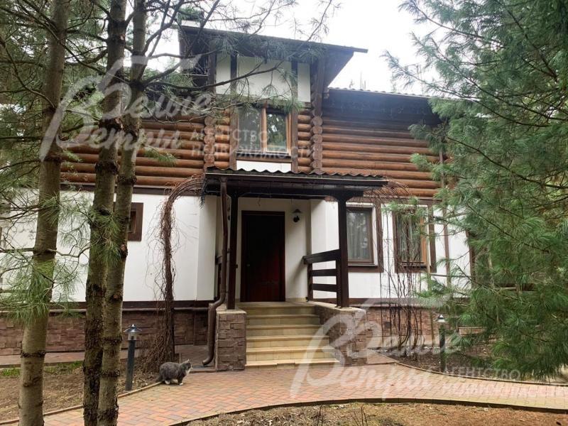 Стены 1-го этажа оштукатурены, цоколь облицован камнем