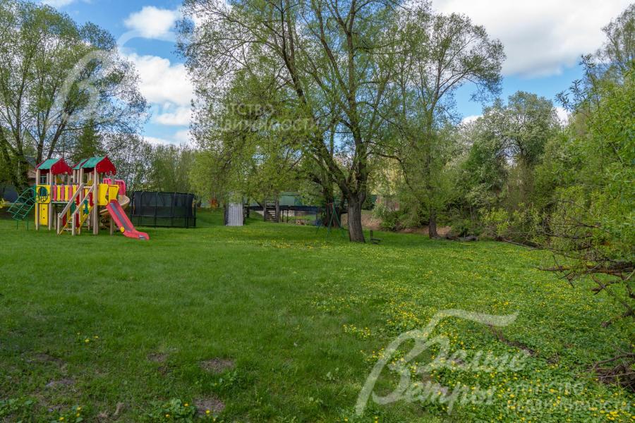 На детской площадке- игровой городок, батут, качели, скамейки для отдыха