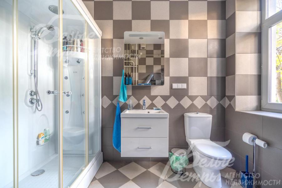 Санузлы отделаны коллекционной итальянской плиткой от пола до потолка