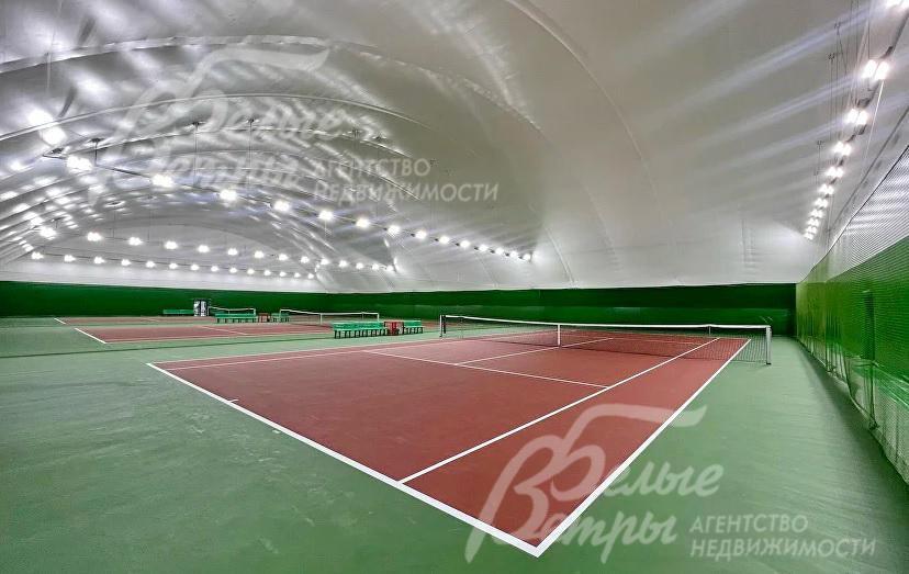 Теннисный корт в коттеджном поселке Цветочный