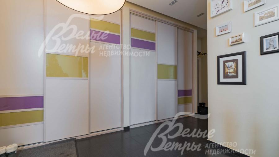 Большой встроенный шкаф в холле первого этажа