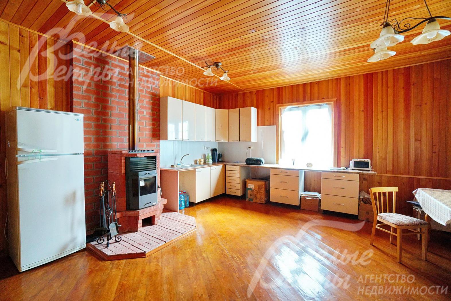 Кухня-столовая 28 кв.м с печью-камином в основном доме