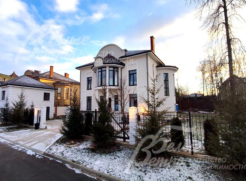 В доме - центральные коммуникации, в посёлке - строгая охрана, рядом - развитая городская инфраструктура