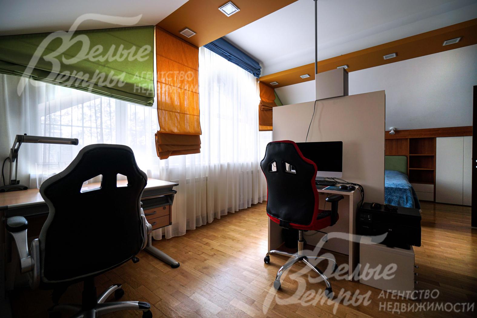 В мастер-спальне - 2 рабочих места, одно из них - за стеновой панелью напротив кровати