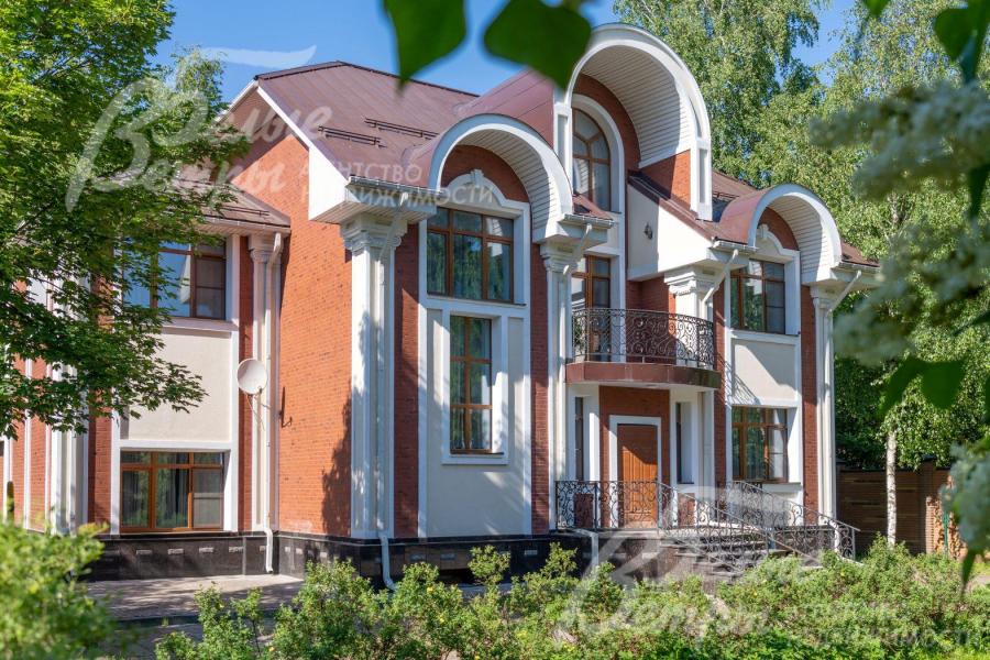 Стены дома облицованы клинкерной плиткой и декоративной  штукатуркой.