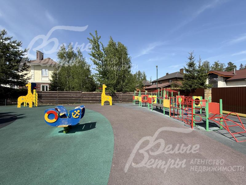 В детском парке - безопасное покрытие и просторная игровая зона
