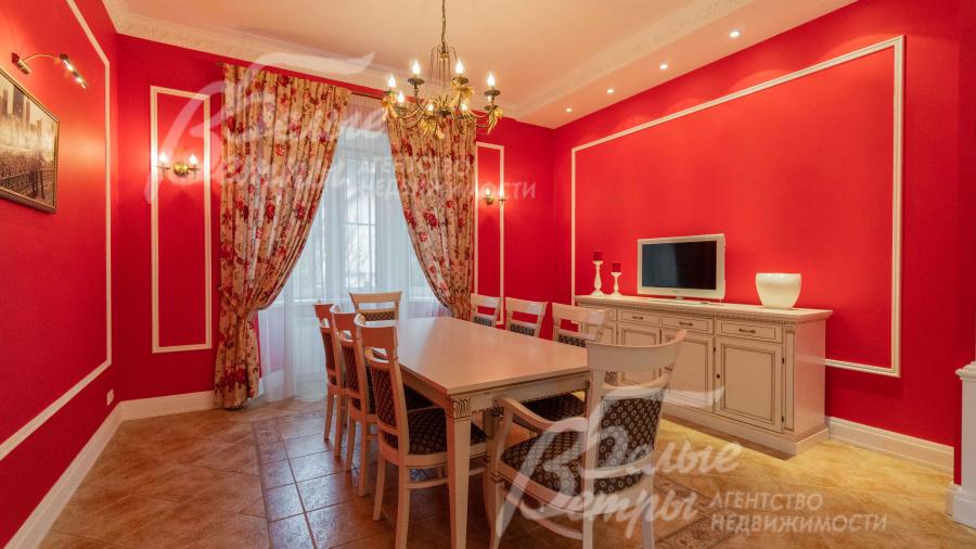 В доме дорогая мебель европейских марок в классическом стиле