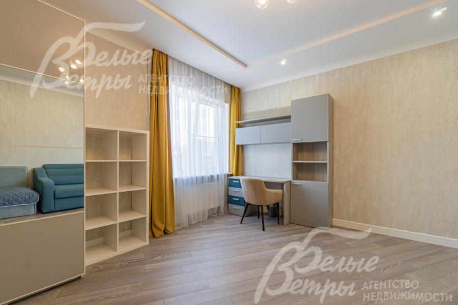 На полу паркетная доска