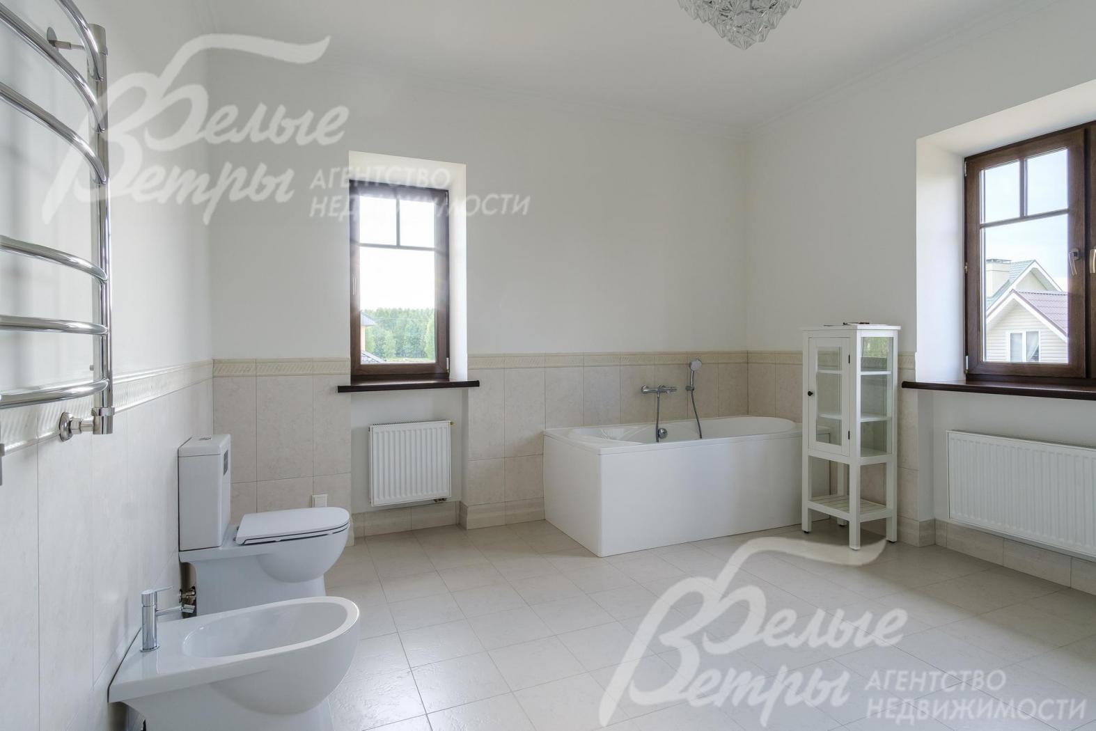 Санузел с ванной и душевой кабиной в Главной спальне