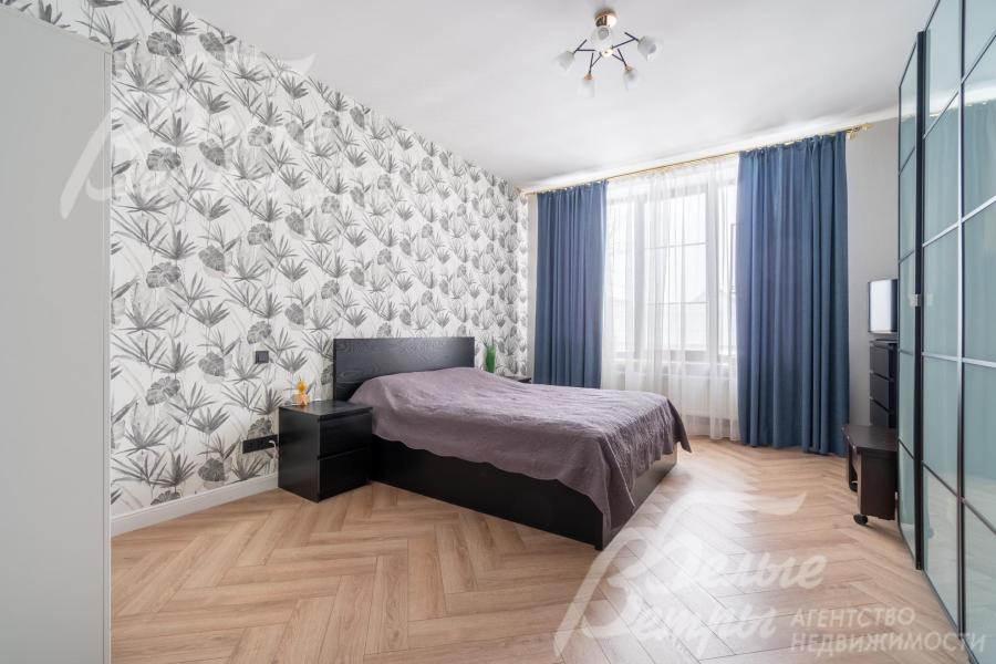 На стенах - немецкие обои, на полу - ламинат, шторы выполнены на заказ