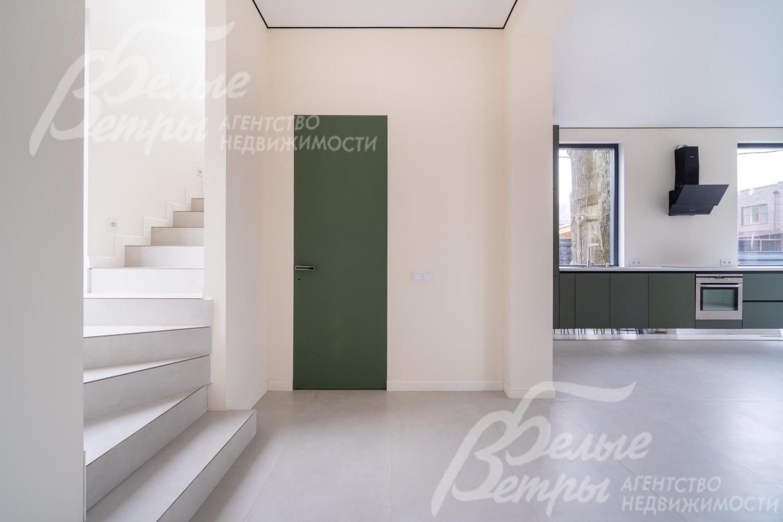 В доме установлены двери скрытого монтажа, покрашенные в тон кухонного гарнитура