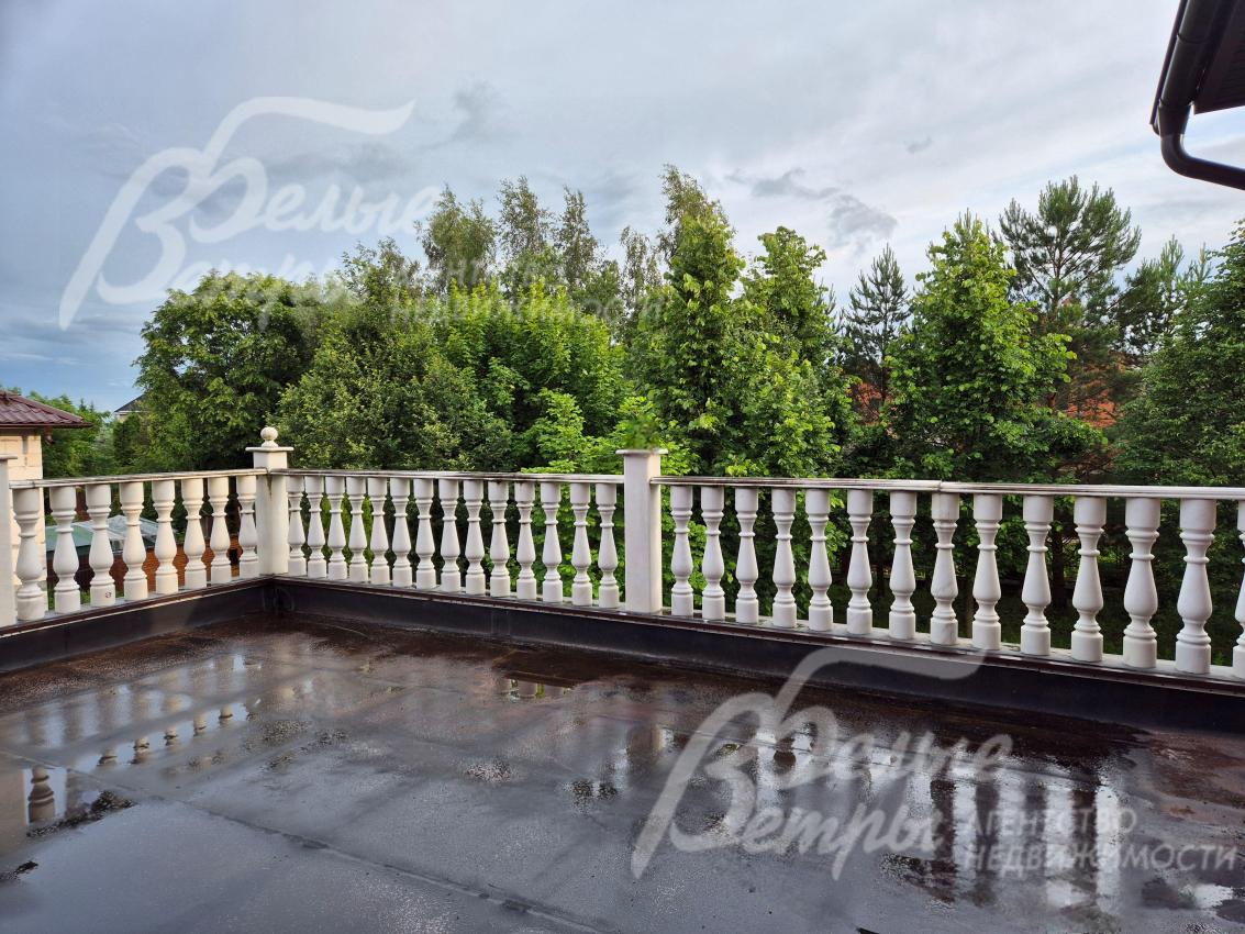 Просторный балкон с видом на участок и окрестности.