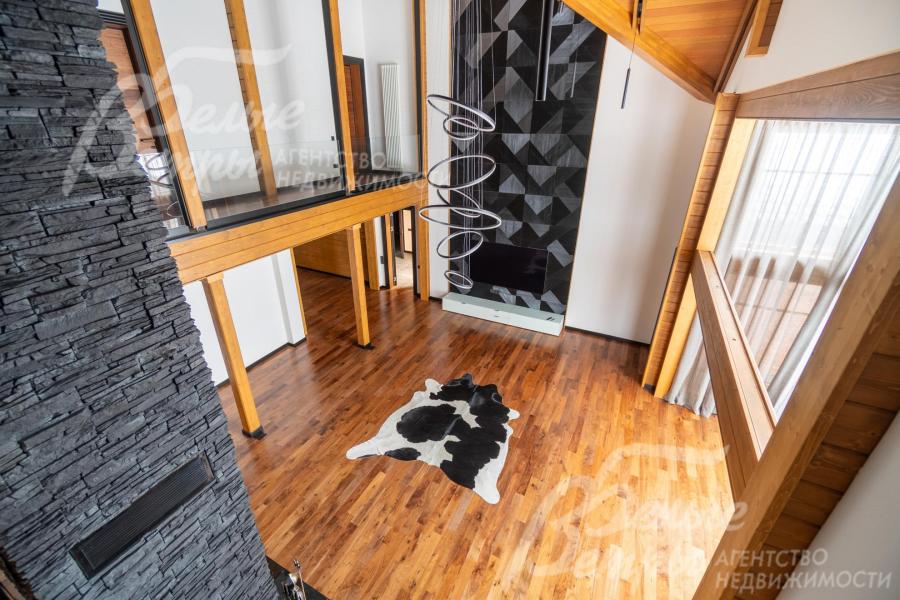 Вид на гостиную второго этажа. Благодаря большой площади остекления помещения в доме наполнены мягким естественным светом