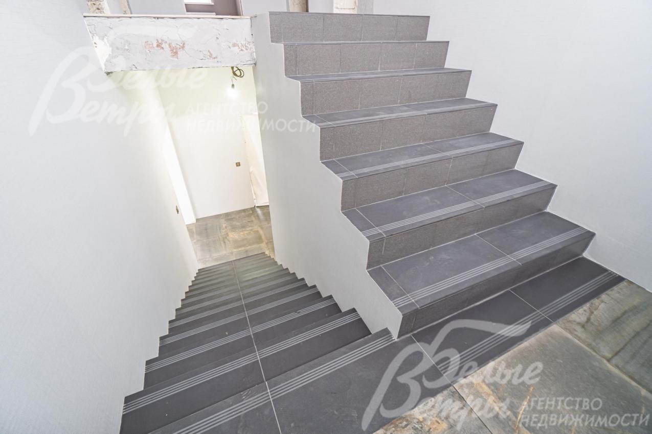 Ступени лестницы отделаны плиткой