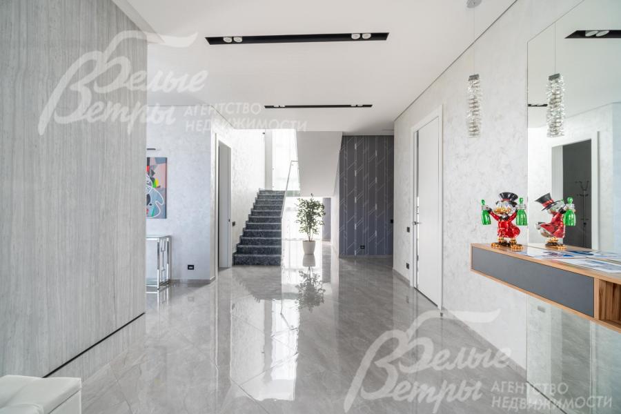 В отделке - потолок (гипсокартон) с теневым профилем, выполнено освещение от ведущих производителей из каталогов 2024-2025 года