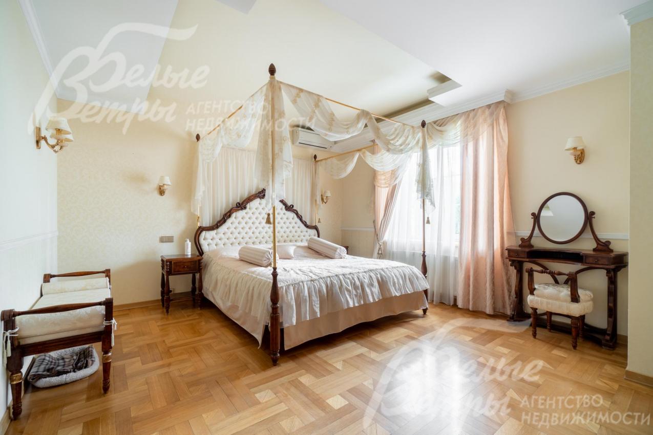 Мастер-спальня с итальянской мебелью из массива дерева ручной работы