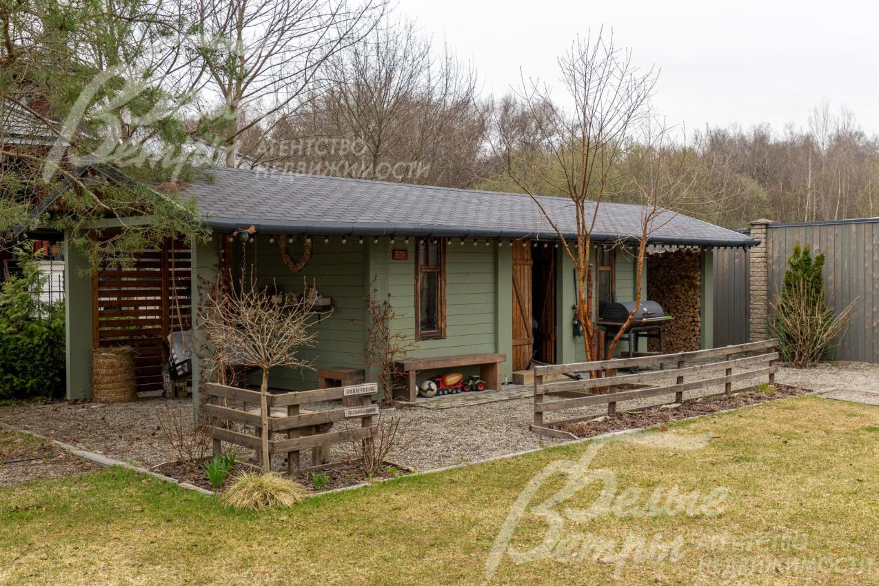 Также на участке есть хозяйственный блок с зоной хранения и домик для хранения инвентаря