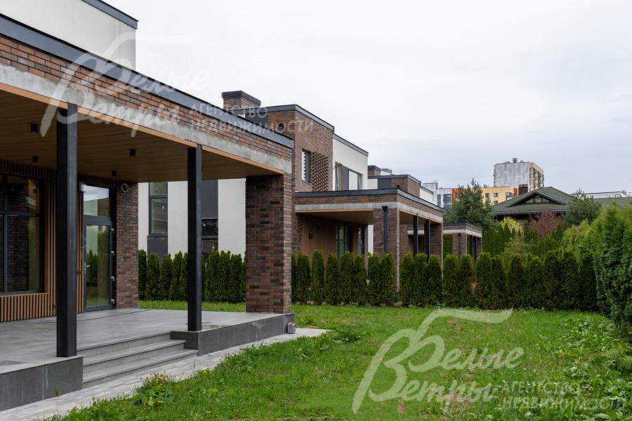 Участок облагорожен: высажен газон и живая изгородь из туй