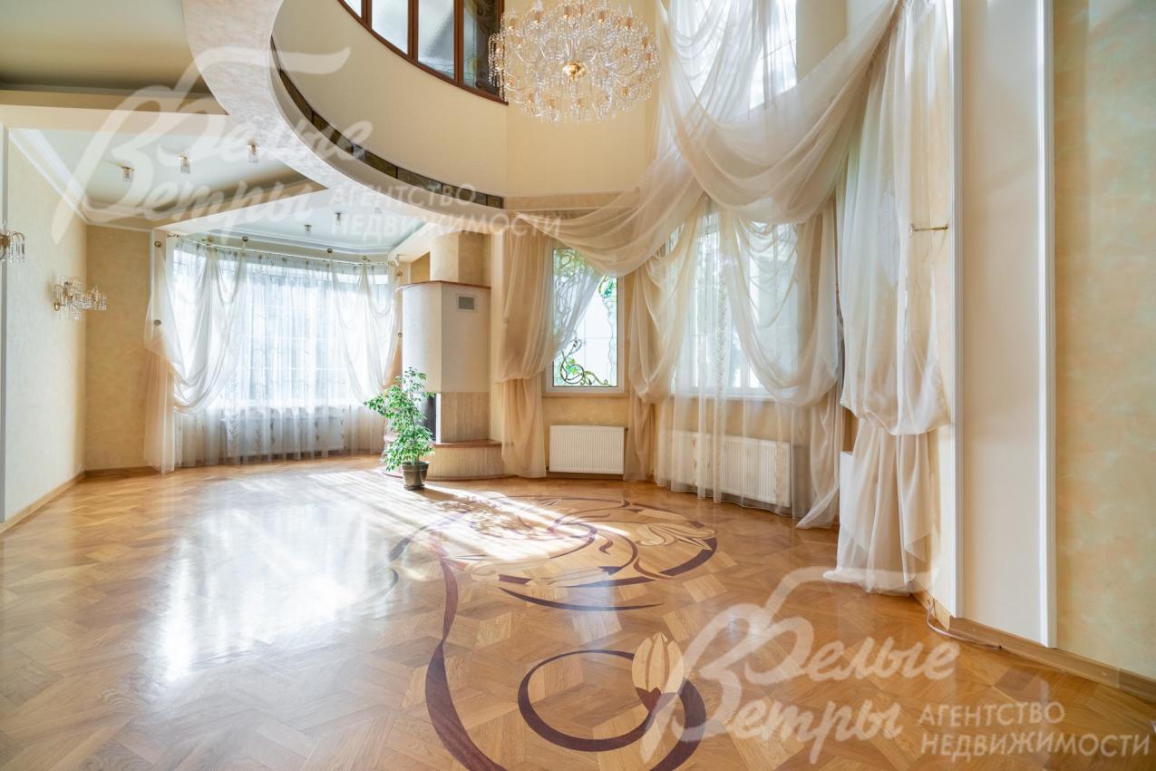 Гостиная - со вторым светом и большими обзорными окнами