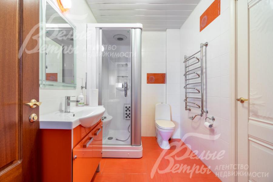 Санузел на первом этаже с душевой