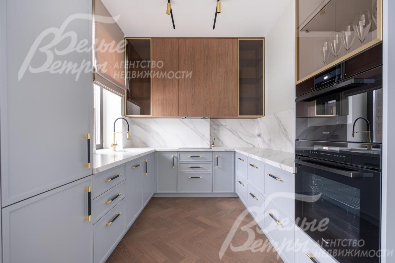 Полностью оборудованная техникой кухня Este