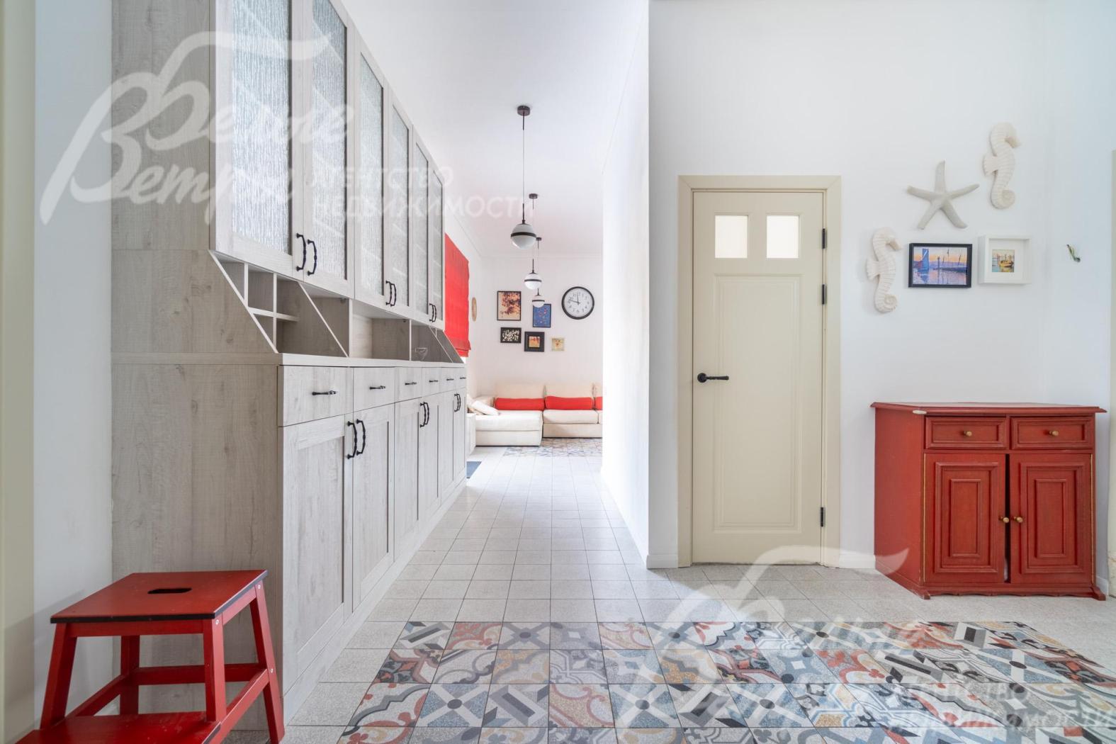 На полу — итальянский керамогранит, под плиткой - тёплые полы