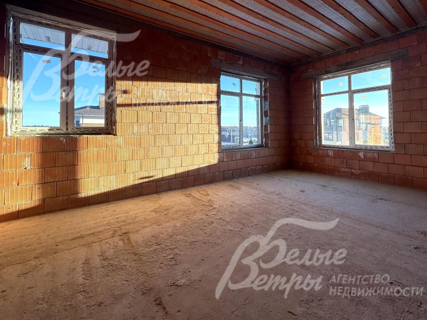 В доме - четыре спальни, одна из спален находится на первом этаже