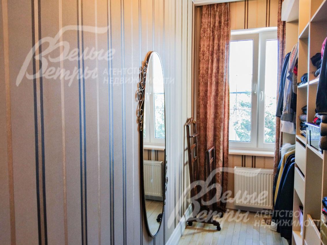 Гардеробная в мастер-спальне 7 кв.м