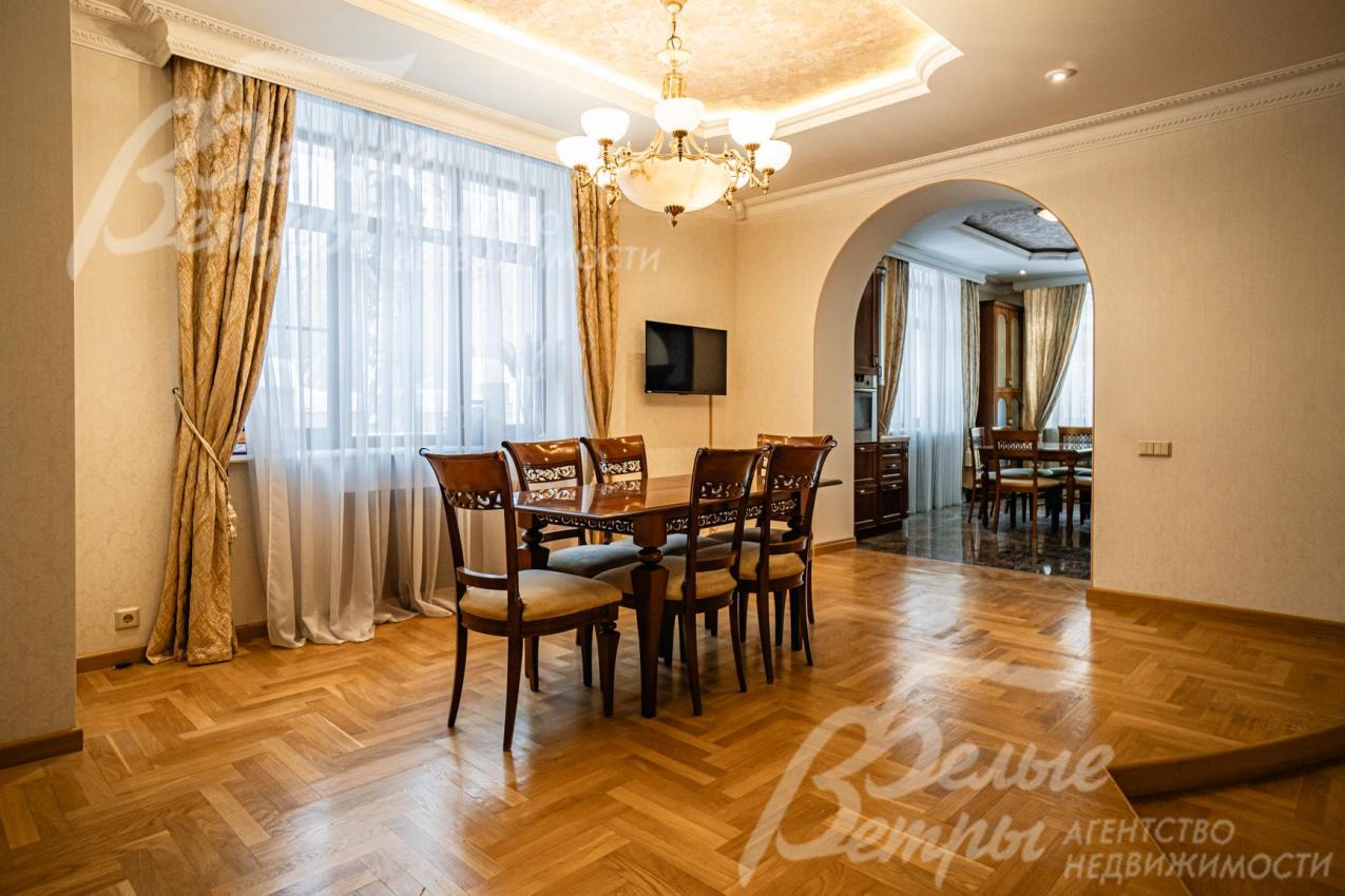 На полу штучный паркет из дуба