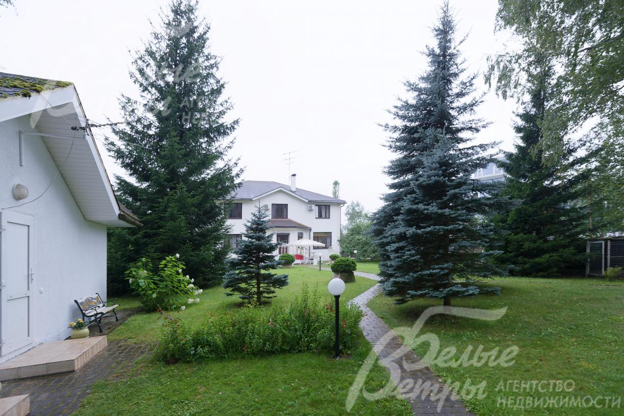 На территории участка высажено более 70 реликтовых деревьев: дуб, ель, осина, береза, тополь