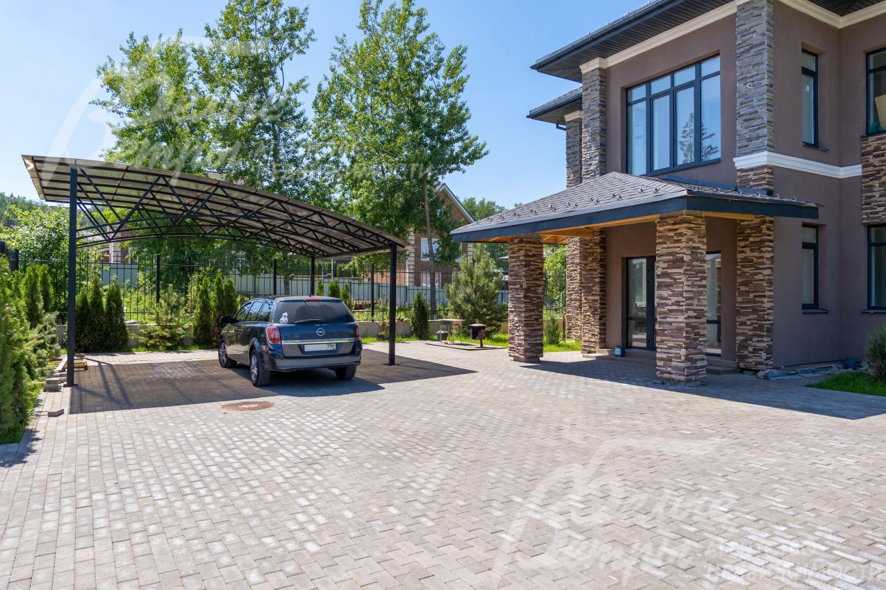 Навес для 2 машин и открытая парковка на 4 авто