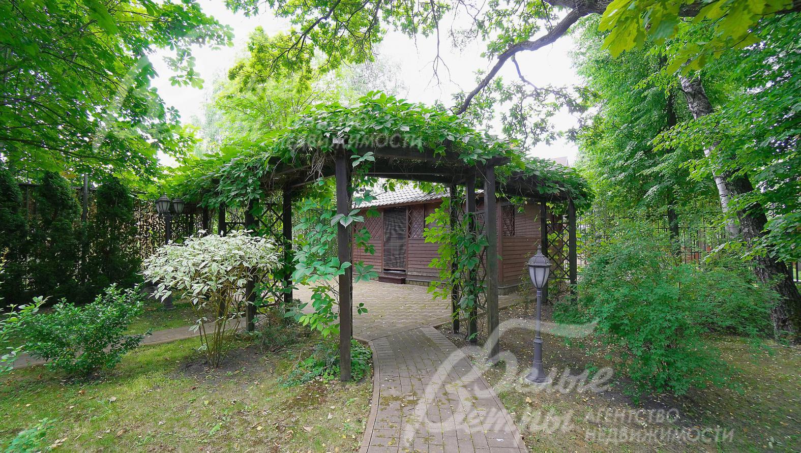 Крытая беседка из дерева с печью, кухней с водопроводом, канализацией, освещением, барбекю