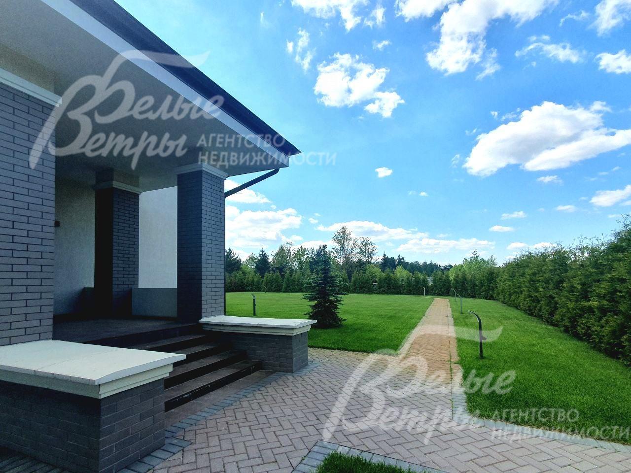 На участке газон, дорожки и освещение.