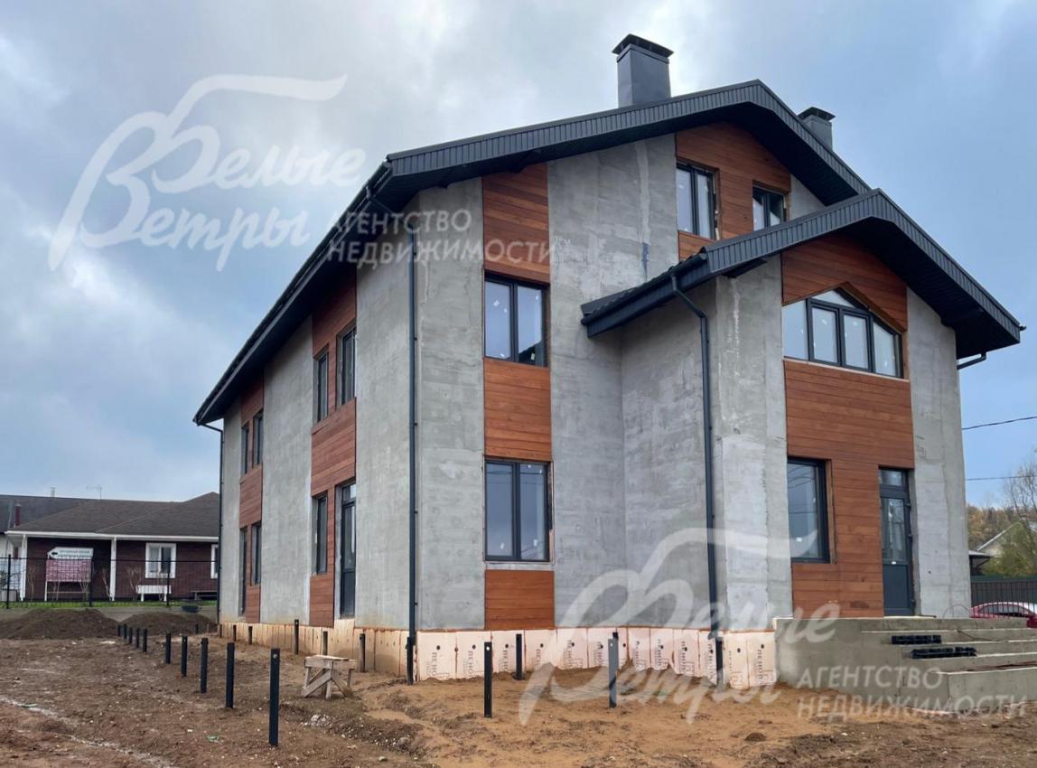 Основная крыша дополнена фронтоном над входной группой