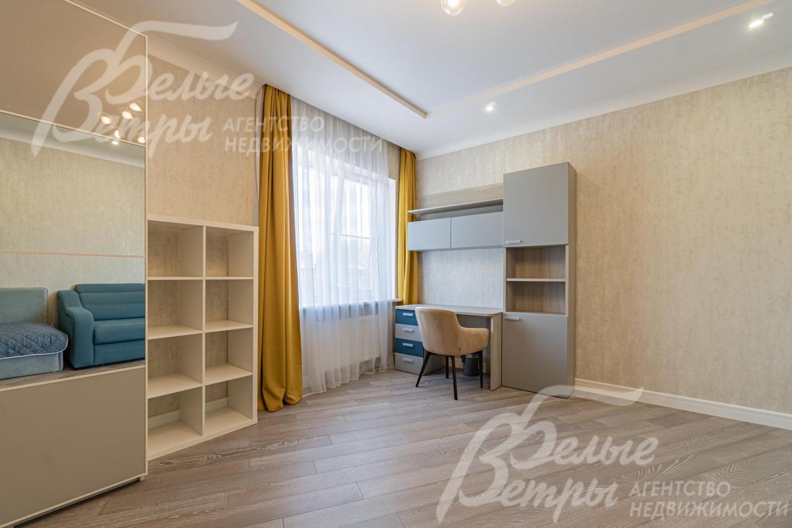 На полу паркетная доска