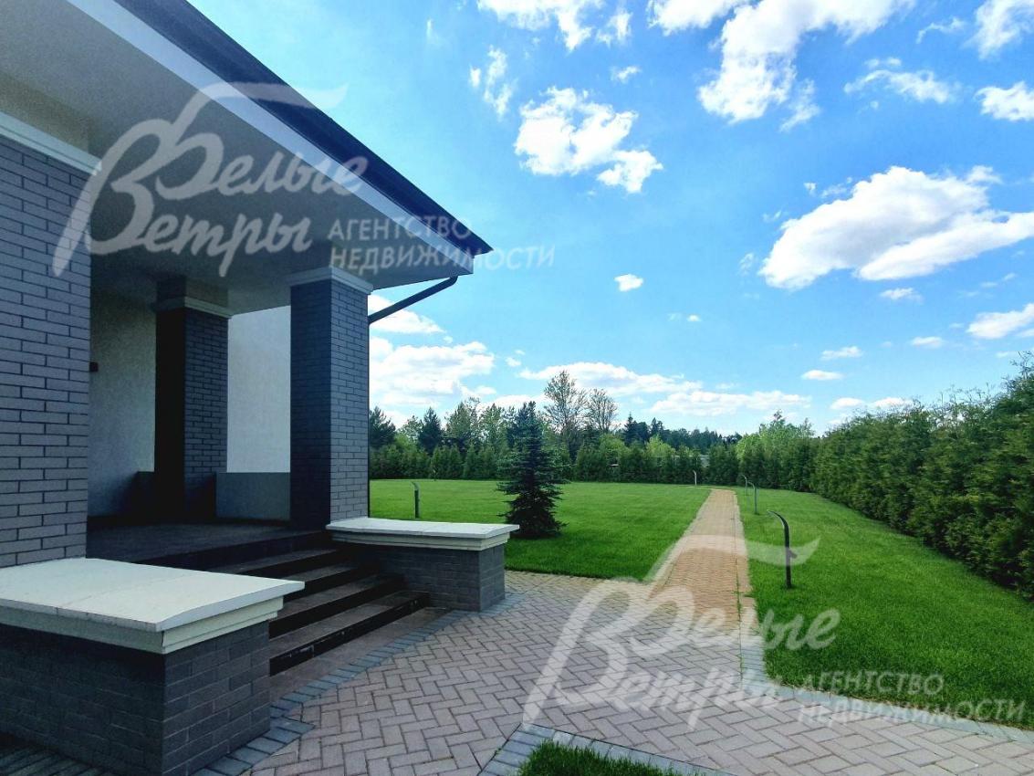 На участке газон, дорожки и освещение.