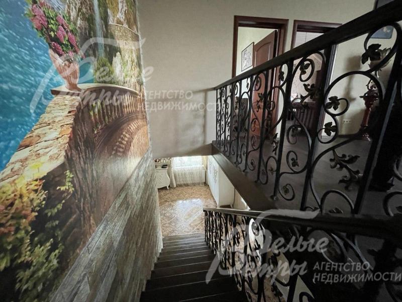 Лестница с коваными перилами