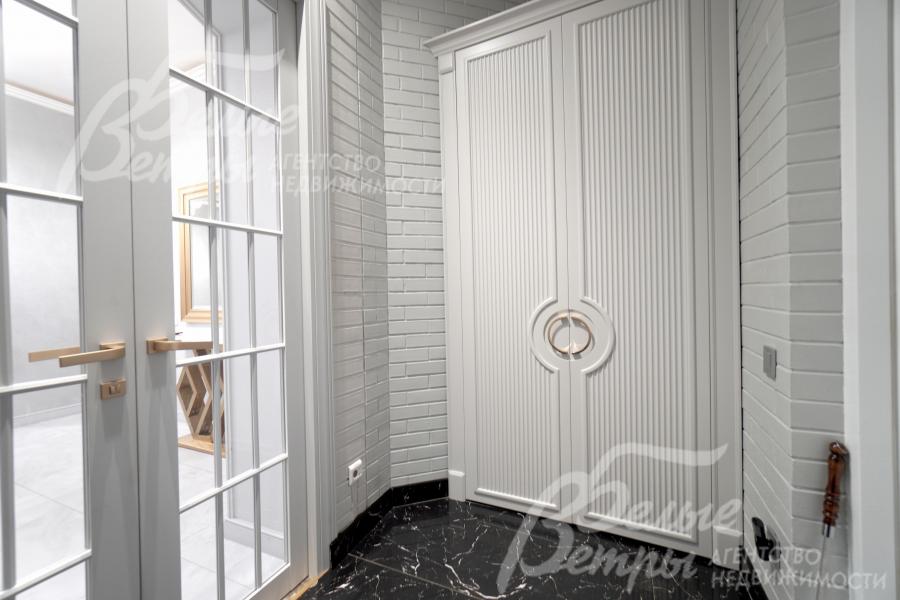 Интерьер выполнен в стиле современной классики с преобладанием светлых оттенков