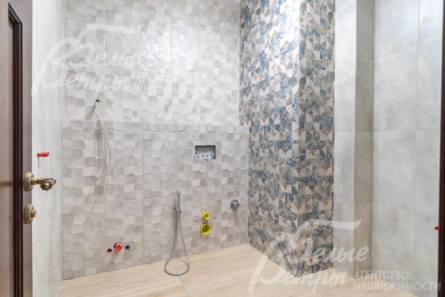 Санузлы в доме оформлены качественной плиткой, сантехнические точки подключены