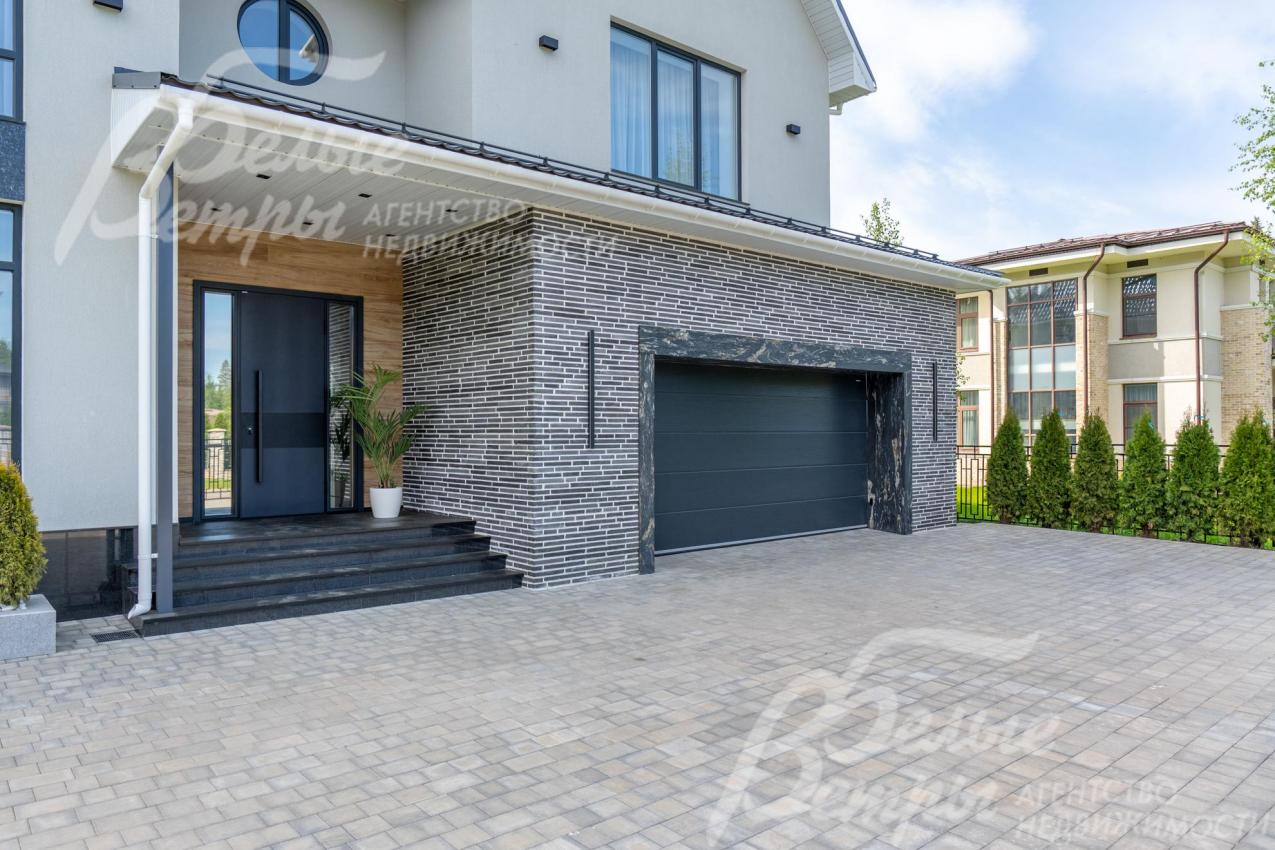 На участке выложена тротуарная плитка на железобетонном основании