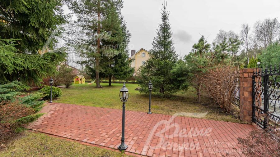 Есть вымощенная брусчаткой площадка для 2-х а/м