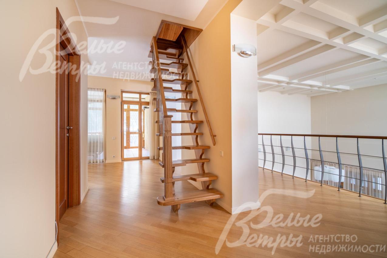 Лестница на мансарду (спортзал)