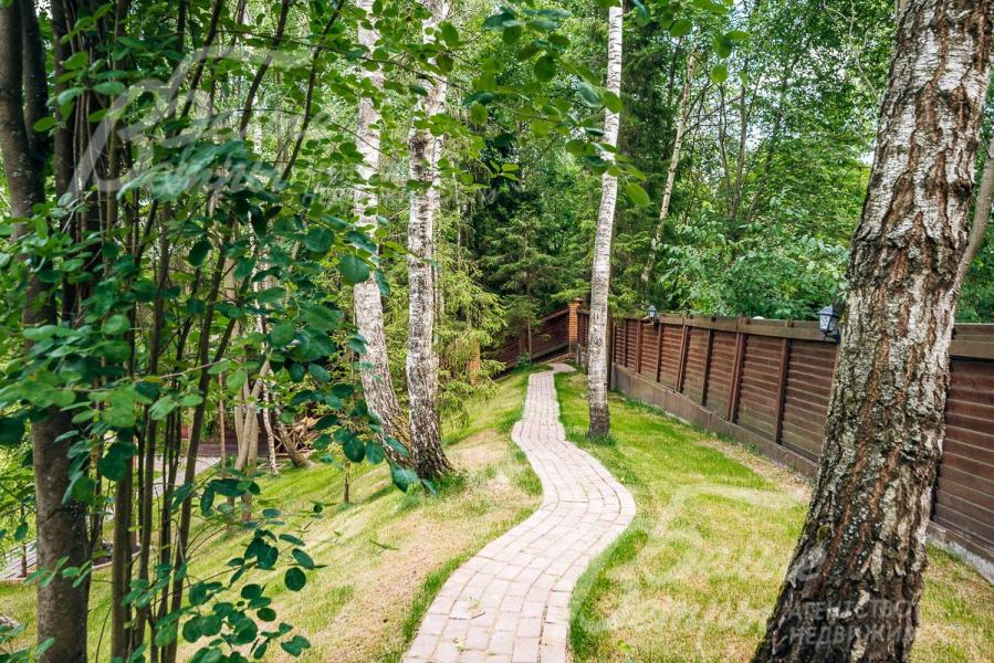 Частично лесной участок с красивым природным ландшафтом