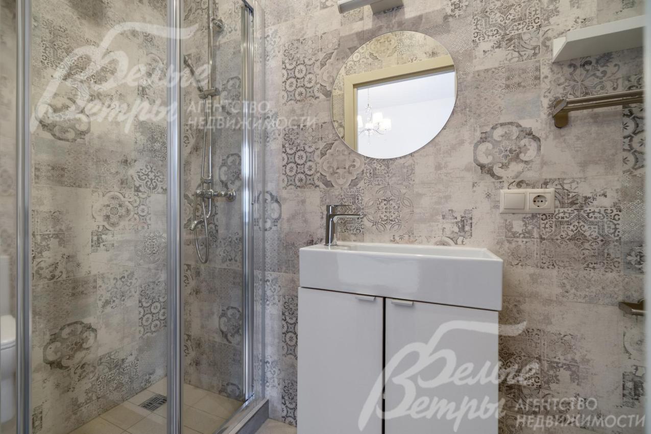 При одной их спален на втором этаже - собственный санузел с душевой