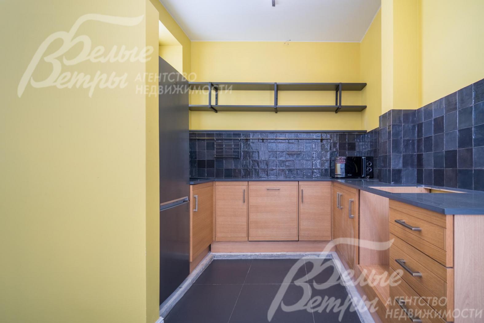 Фасады кухонного гарнитура выполнены из цельного дуба.