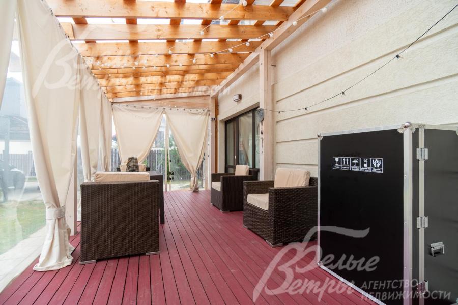 На террасе установлена садовая мебель, предусмотрено мягкое остекление, террасы покрыта решётчатой крышей, пропускающей естественный свет