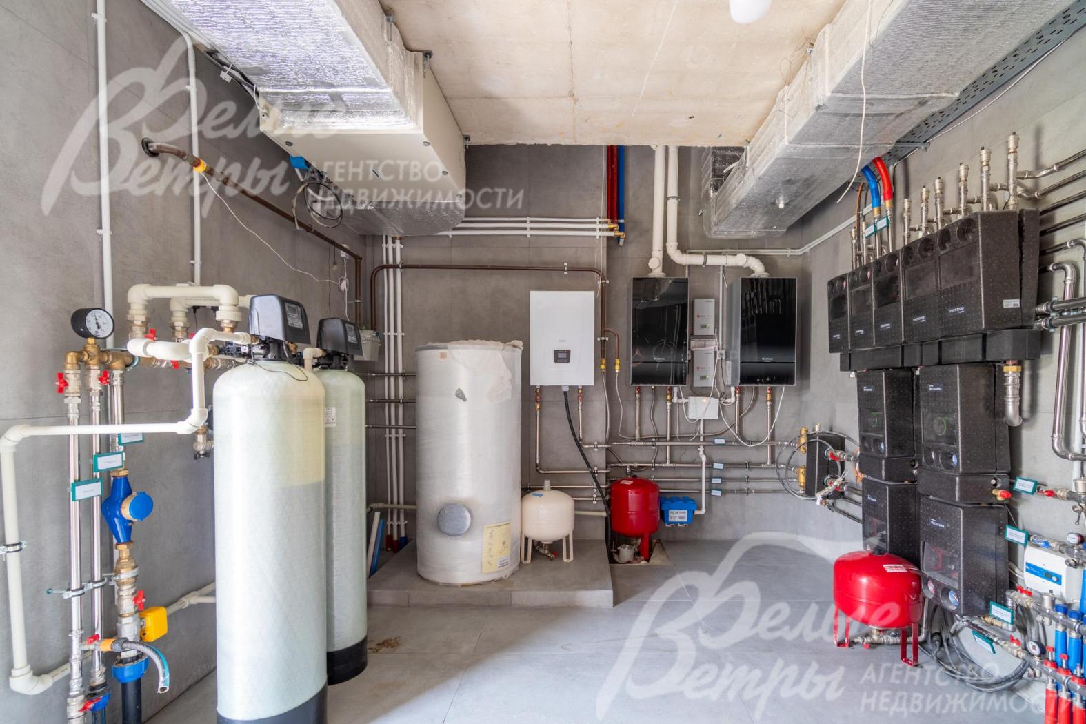 Отопление - через 2 котла Buderus на 63 кВт, также есть резервный электрический котёл Baxi