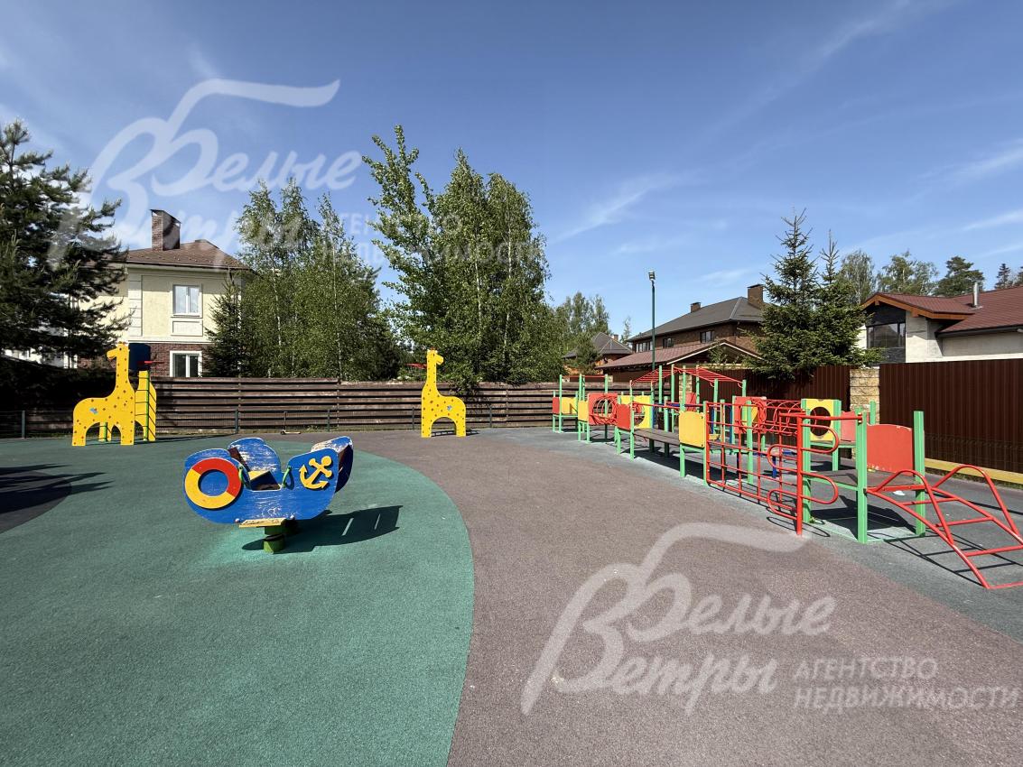 В детском парке - безопасное покрытие и просторная игровая зона