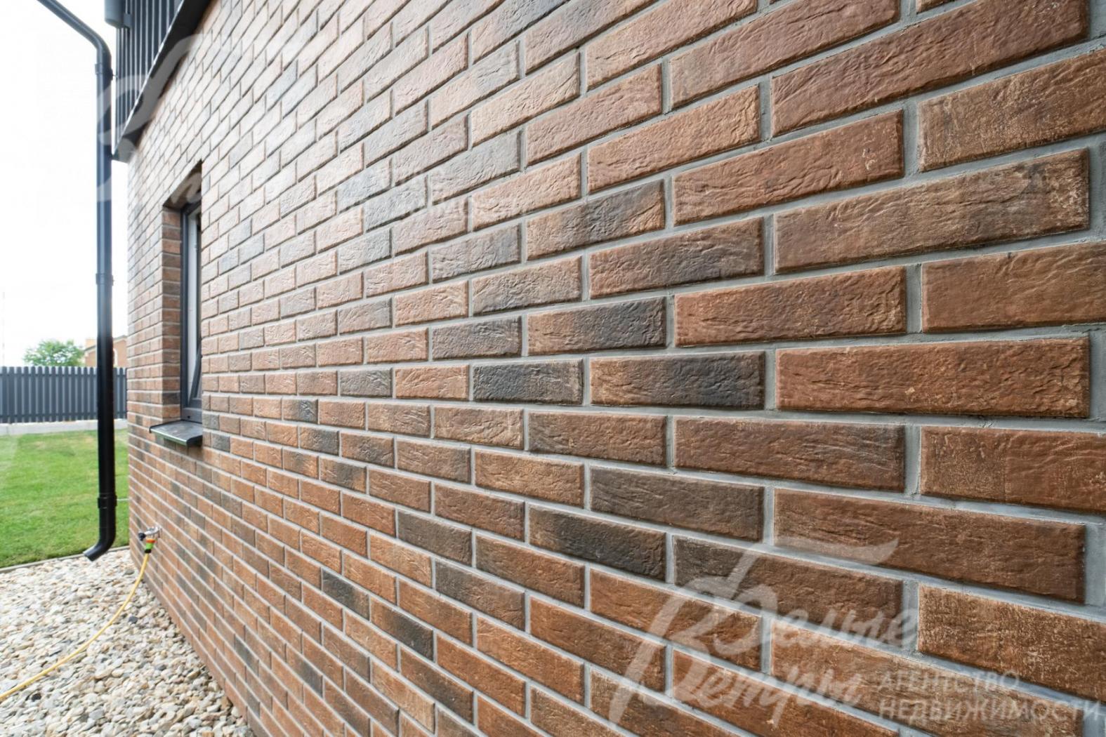 Облицовка стен: 1-й этаж: термопанели; 2-й этаж: планкен из лиственницы 