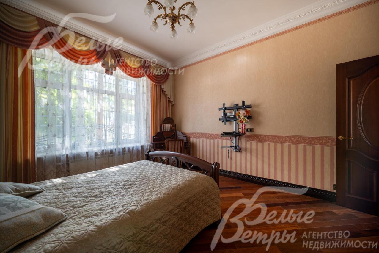 В спальне - виниловые обои марки Rasch (Германия), на полу - паркетная доска из дерева Sukupira (Бразилия)